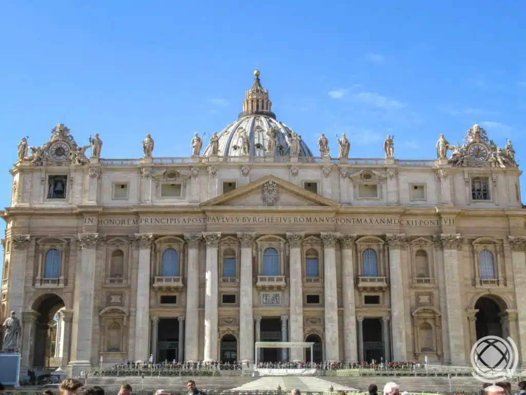 Entrada da Basílica de São Pedro no Vaticano