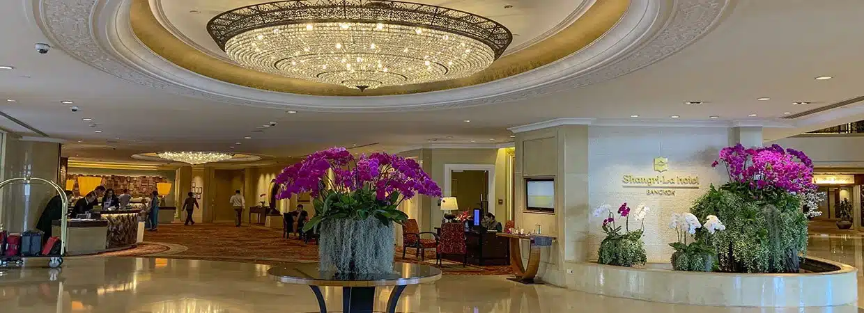 Hall de entrada luxuoso e florido do Hotel Shangri-la em Bangkock
