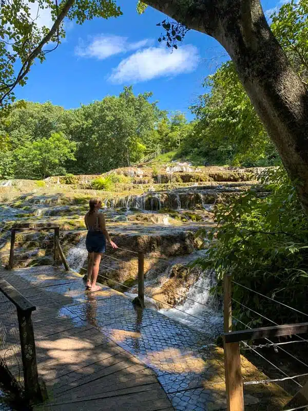 Cachoeira de tufas calcárias durante nosso passeio na Nascente Azul