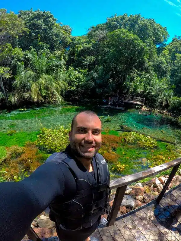 Selfie com a Nascente Azul ao fundo em nossa viagem para Bonito MS