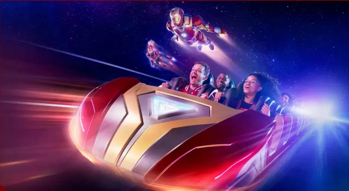 Passageiros na atração Avengers Flight Force na Disney Paris