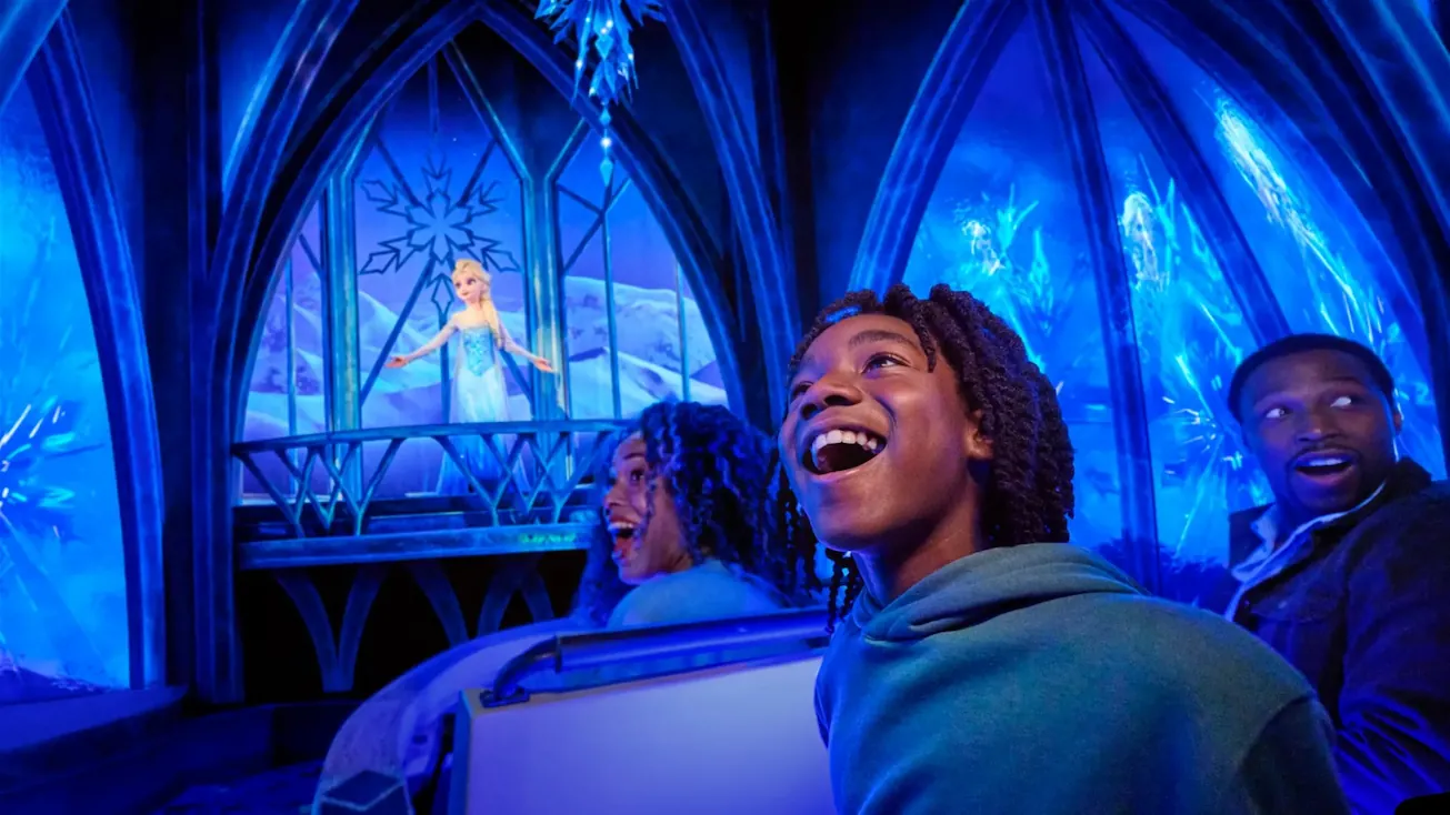 Passageiros na atração Frozen Ever After vendo a Elsa no Palácio de Gelo, na área World of Frozen da Disney Paris