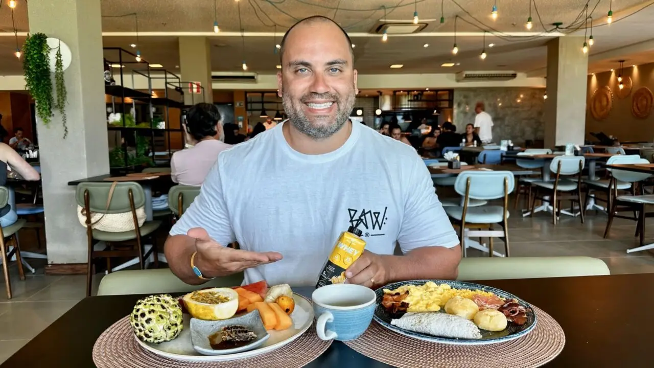 Japaratinga Resort All Inclusive, Rogério tomando café da manhã completo com frutas, tapioca, cuscuz e até whey protein liberado.