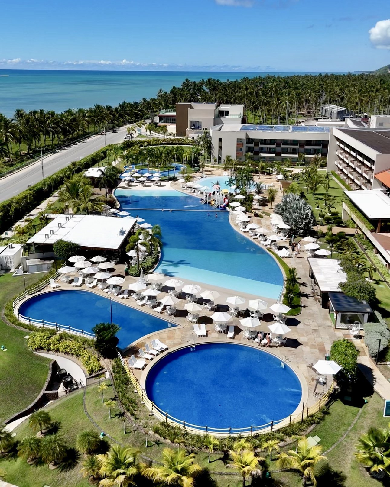 Vista das piscinas redonda, principal e de esporte.