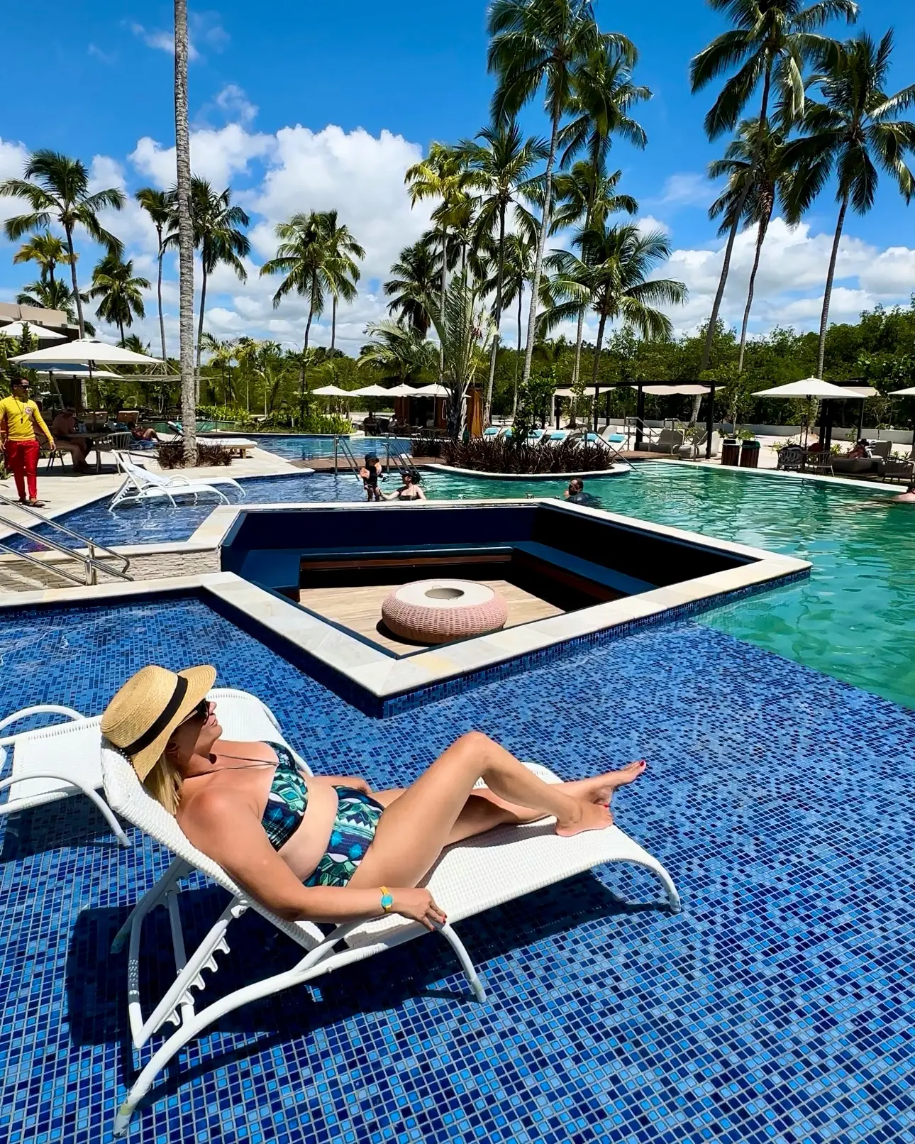 Cris relaxando na piscina